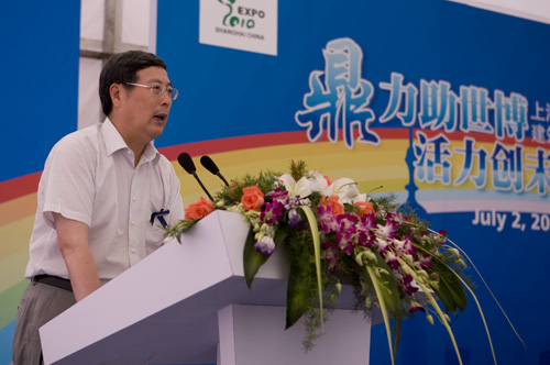 挨拶する中国政治協商会議副主席・中国工商連合会主席の黄孟復氏