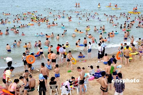 江苏省连云港の海水浴场が大混雑_China.org.