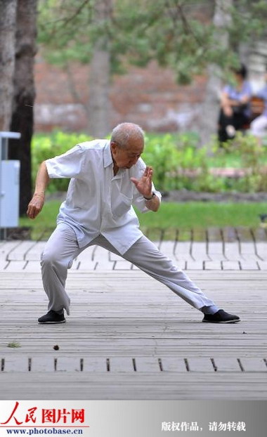 7月10日下午，乌鲁木齐一市民正在人民公园健身。记者翁奇羽摄