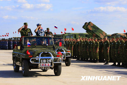 7月26日，中俄双方总导演乘阅兵车检阅参演官兵。