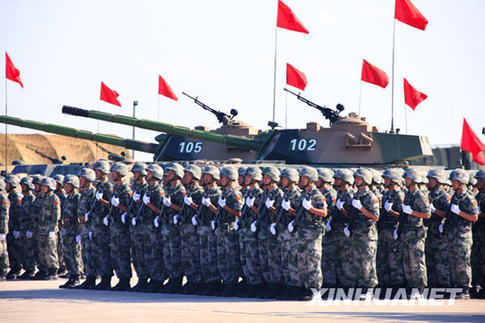 7月26日，中方参演官兵列队接受检阅。