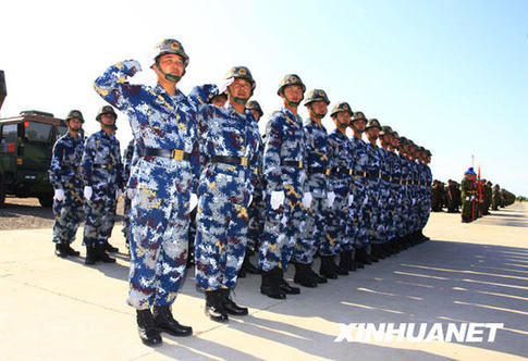 7月26日，中方空军参演官兵接受检阅。