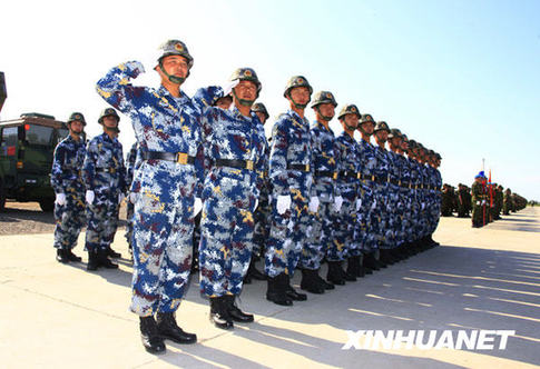 7月26日，中方空軍參演官兵接受檢閱。