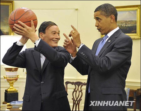 オバマ大統領、サイン入りバスケットボールを王副総理に贈る
