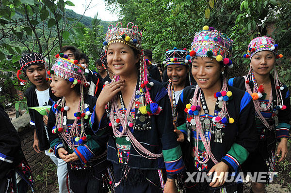 中国少数民族の衣装が世界のトレンドに_China.org.cn