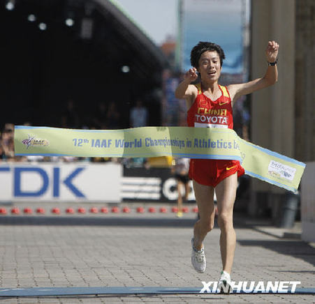 8月23日，中国选手白雪率先冲过终点线。当日，在柏林田径世锦赛女子马拉松比赛中，中国选手白雪以2小时25分15秒的成绩夺得金牌，这是中国选手首次在田径世锦赛马拉松比赛中获得金牌。
