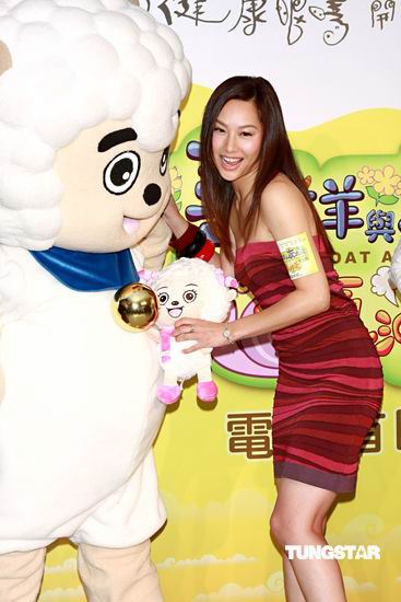 图文：《喜羊羊》香港首映-徐子珊合影“喜羊羊母子”