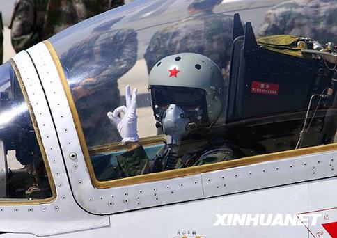 中国空軍の女性パイロット 新しい飛行装具に_China.org.cn