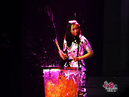 水鼓は多くの民間芸術を整え改良して創作されたもので、音と光、水が一体となり、激しい曲、鼓のリズム、はね上がるしぶき、移り変わる照明の効果で、観客に新鮮な感覚を与える。 水鼓をレパートリーにする北京鳳楽団は、中国伝統の打楽器や民間の音楽を結びつけて演奏を行っている若い芸術グループである。 「チャイナネット」　2009年9月23日