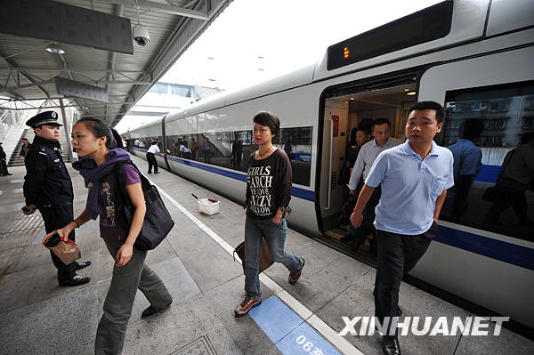 動車組 和諧號 重慶火車 成都火車北站 運(yùn)輸能力 宏景 成渝鐵路 發(fā)車 乘務(wù)人員 開往