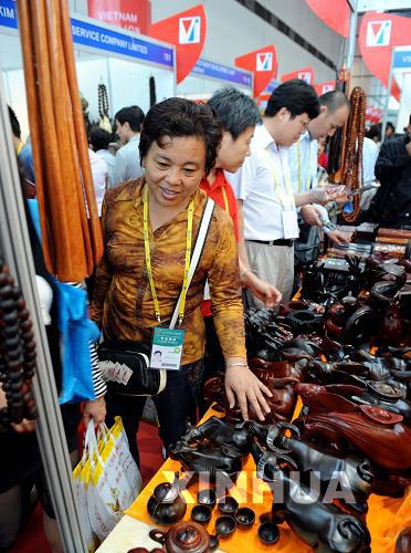 中国・ASEAN博覧会でマホガニーの工芸品の売れ行き好調