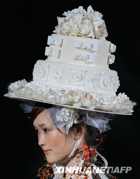11月8日，模特在日本东京举办的东京甜品展览上展示一款用甜品制成的头饰。