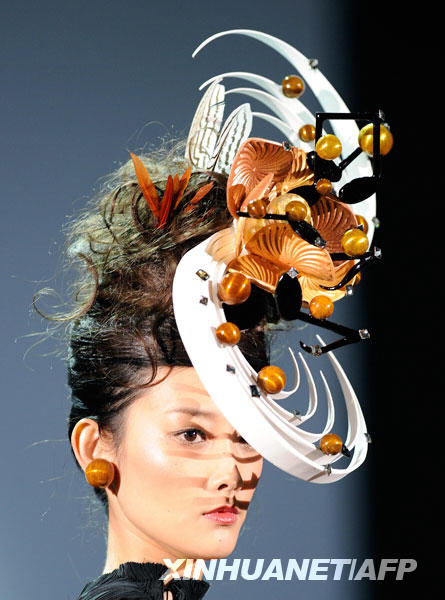 11月8日，模特在日本东京举办的东京甜品展览上展示一款用糖果制成的头饰。