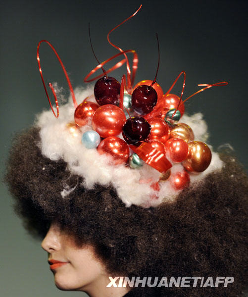  11月8日，模特在日本东京举办的东京甜品展览上展示一款用糖果制成的头饰。