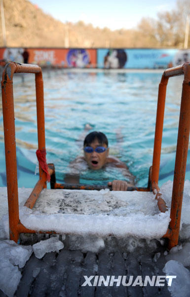 11月22日，一名冬泳爱好者在乌鲁木齐市红山室外游泳池进行冬泳。当日，乌鲁木齐市最低气温达零下8摄氏度，然而冬泳爱好者们仍冒着严寒坚持锻炼，强身健体。