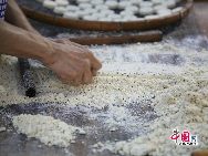 手作りの杏仁餅は柔らかく、現在は機械で作ることも可能になったが、澳門の多くの杏仁餅が今でも手作りされており、その味はまさに本場そのものである。