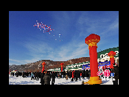 国家レベル風景名勝地区で、中国優秀観光都市にも指定されている内蒙古自治区の扎蘭屯（ジャラントン）市で12月9日、「2009第1回扎蘭屯金竜山スキー祭」が開幕した。大空に放たれた風船