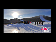 中国のスポーツ界関係者、内蒙古自治区の指導者、スポーツ選手、国内外の記者、カメラマン、観光客と市民約1万人が開幕式に参加した。開幕式後、スノーボード選手による演技の披露や観光客向けの体験イベントが行われ、観光客らがスキーを楽しんだ。