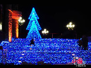 北京にある朝陽公園西門広場では、「地球、平和、繁栄」をテーマにした新年のイルミネーション祭が開催され、数十万個の電球で作られた芸術的なイルミネーションが点灯し、広場には早くも新年の雰囲気が漂った。