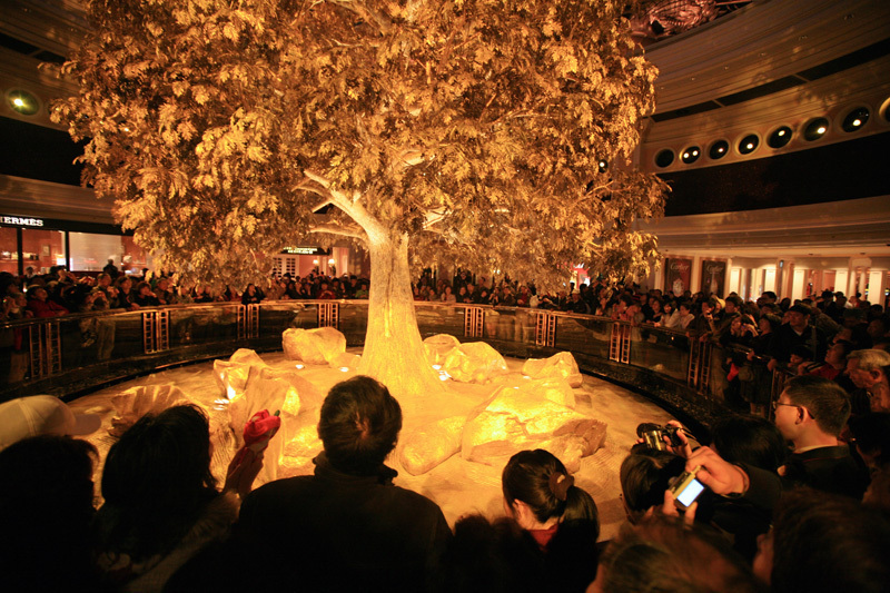 高さ11メートルの「吉祥樹」は、主な枝60本から2000本の小枝に分かれている。葉っぱは黄金や銅で作られ、合わせて9万6000枚。