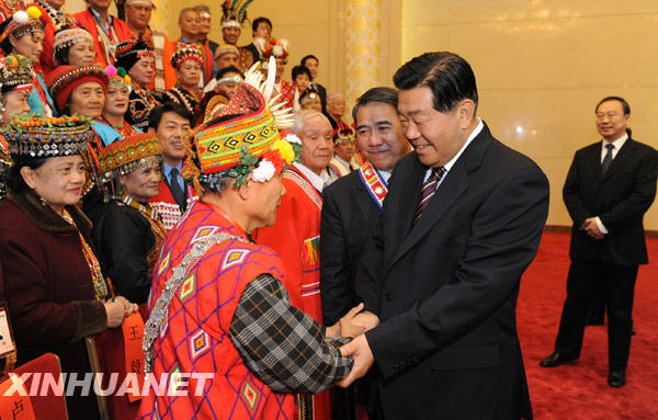 12月21日，中共中央政治局常委、全国政协主席贾庆林在北京人民大会堂会见台湾少数民族代表人士访问团一行。