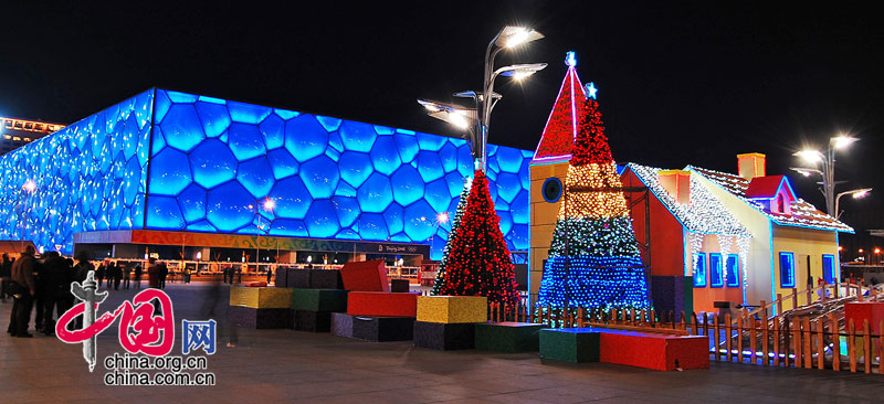国家水泳センター「水立方」の前には「クリスマスの小屋」が登場し、「水立方」のライトアップとあいまって華やかな雰囲気を醸し出している。「チャイナネット」　2009年12月23日 