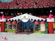 北京オリンピックのメイン会場になった国家体育場「鳥の巣」には、チョコレート製の小物を飾ったかわいらしい「チョコ夢ハウス」がお目見えした。「チャイナネット」2009年12月24日　　　　　　　　　　 