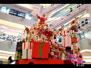 クリスマスイブの王府井商業街はとてもにぎやかで、祝日の雰囲気が漂った（12月24日）