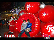 クリスマスイブの王府井商業街はとてもにぎやかで、祝日の雰囲気が漂った（12月24日）