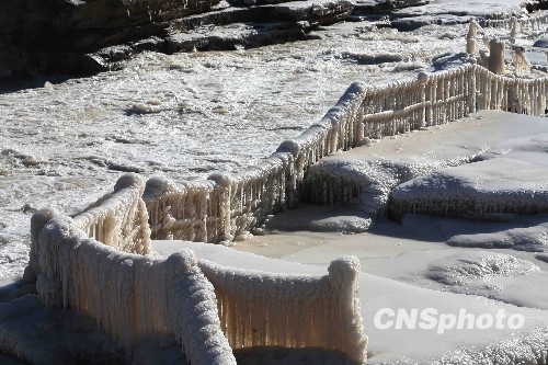  黄河壶口瀑布形成了各种各样的冰凌。