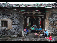約1200世帯が住んでいる天竜屯堡は、省都の貴陽市から西に60キロ行った場所にあり、中国では唯一明の遺風が残っている村落である。