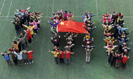 Students arrange themselves to form the year &apos;2010&apos; to welcome the upcoming New Year at a primary school in Hefei, Anhui province December 30, 2009. [China Daily/Agencies] 