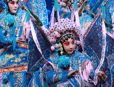 Peking Opera artists perform during a gala to mark the New Year at the National Center for the Performing Arts in Beijing, December 30, 2009.[Xinhua]