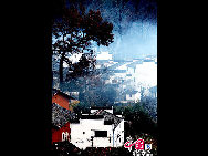「中国一美しい村」といわれる江西省婺源の石村は、青い山、小さな橋、水の流れ、民家の白い壁、青いレンガ、樹齢千年の楓などがうまくコントラストをなし、まるで桃源郷のようである。「チャイナネット」2010年1月6日