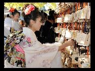 今年の成人式は11日。ある会社で働く今年20歳を迎える女性たちは8日、晴れ着を着て神社を訪れ、幸せを祈って一足早い成人式を行った。　｢チャイナネット｣　2010年1月8日