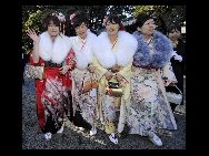 今年の成人式は11日。ある会社で働く今年20歳を迎える女性たちは8日、晴れ着を着て神社を訪れ、幸せを祈って一足早い成人式を行った。　｢チャイナネット｣　2010年1月8日