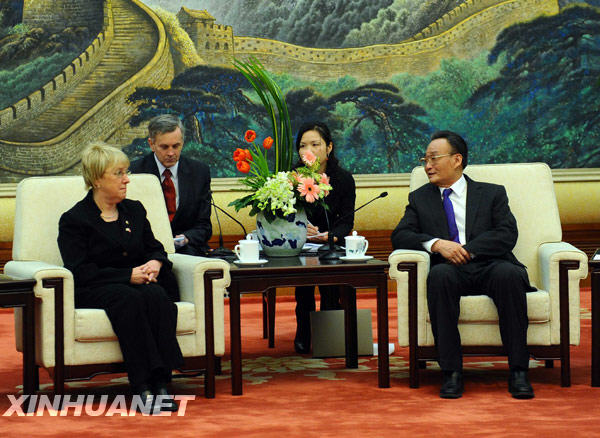 1月13日，全国人大常委会委员长吴邦国在北京人民大会堂会见来华出席中美议会定期交流机制会议的美国参议院代表团。