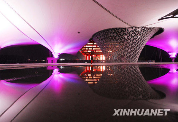 1月12日，上海世博园区标志性建筑世博轴、中国馆进行景观灯调试。