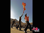北京から南西80キロの房山区南窖郷にある水浴村には、楊家大院や娘娘廟など、明清時代に建てられた100の四合院が残されている。北京オリンピックの開幕式で披露された、旗をつけた長い竿を頭上などにのせる芸の「中幡」は水浴村の女性が演じたもので、100年の歴史があるこの「中幡」はこの村の観光の目玉でもある。