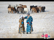 果てしなく広がる過酷な自然環境の中で牧畜業を続ける東鳥珠穆沁の人たち。豪放な性格の彼らは純朴であり善良で、毎日を前向きに過ごしている。  