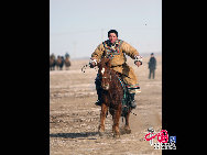 果てしなく広がる過酷な自然環境の中で牧畜業を続ける東鳥珠穆沁の人たち。豪放な性格の彼らは純朴であり善良で、毎日を前向きに過ごしている。