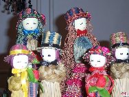 女の子たちへのプレゼントに最適な草で編んだ人形