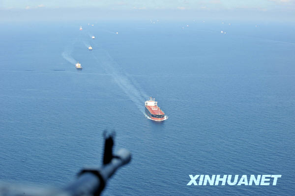 2月25日，在亚丁湾海域，中国海军护航编队直升机加强巡逻飞行，保证船舶安全。