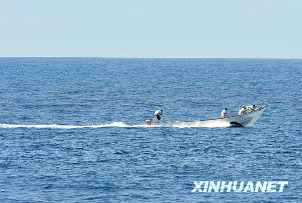 2月25日，在亚丁湾海域，一艘疑似海盗船只被中国海军护航编队驱离。