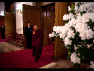 会議後に会場を離れるチベット自治区の代表。出口には「黒い人」が立っている（3月8日）