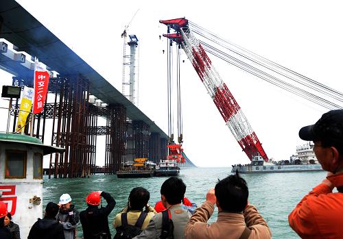 世界初の海上大型自碇式吊橋で接合工事