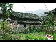 湖南省懐化市会同県高椅郷の高椅村は三方が山に囲まれ、一面が水に面した地形に位置し、まるで丈の高い肘掛け椅子のようであることからその名がついた。｢中国網日本語版(チャイナネット)｣　2010年4月1日