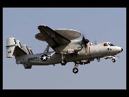 米海軍第5艦隊の3月31日の発表によると、米海軍の現役空母｢ドワイト・D・アイゼンハワー｣のE-2C早期警戒機１機が同日、アラビア海に墜落し、4人の乗組員のうち3人は救助されたが、1人が行方不明になっていることが分かった。写真は米軍のE-2C早期警戒機。　｢中国網日本語版(チャイナネット)｣　2010年4月2日