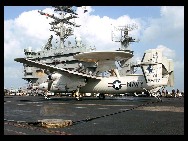 米海軍第5艦隊の3月31日の発表によると、米海軍の現役空母｢ドワイト・D・アイゼンハワー｣のE-2C早期警戒機１機が同日、アラビア海に墜落し、4人の乗組員のうち3人は救助されたが、1人が行方不明になっていることが分かった。写真は米軍のE-2C早期警戒機。　｢中国網日本語版(チャイナネット)｣　2010年4月2日