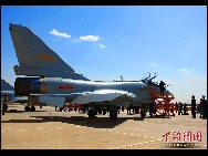 中国国防部の招請に応じ、47カ国の駐中国武官51人が13日、中国空軍航空兵某師団を訪れ、八一飛行表演隊によるJ-10戦闘機の飛行演技を見学した。大規模な駐中国外国武官団がJ-10戦闘機を近距離で見学するのはこれが初めてとなる。 　｢中国網日本語版(チャイナネット)｣　2010年4月14日